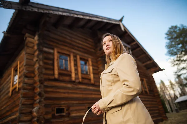 Rusya 'nın Arkhangelsk yakınlarındaki Küçük Karelianlar Müzedeki Eski Köy Kereste Evi' nde Kadın Turist Pozu — Stok fotoğraf