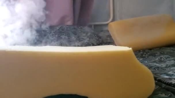Kezelje a gőz segítségével egy pár ágynemű párnák. Rühes helyiségek fertőtlenítése — Stock videók