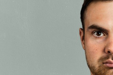 Kameraya bakan beyaz sakallı adamın yüzü. Yüzün yarısı, kopyalama alanı