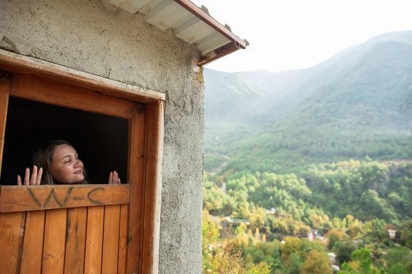 Турист в туалеті в горах з найкращим видом на світ. Аланья (Туреччина) — стокове фото
