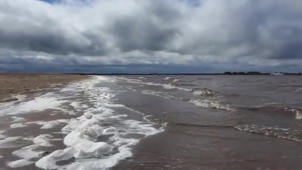Volare sul fiume sopra l'acqua di tempesta di piombo con schiuma durante una tempesta — Video Stock