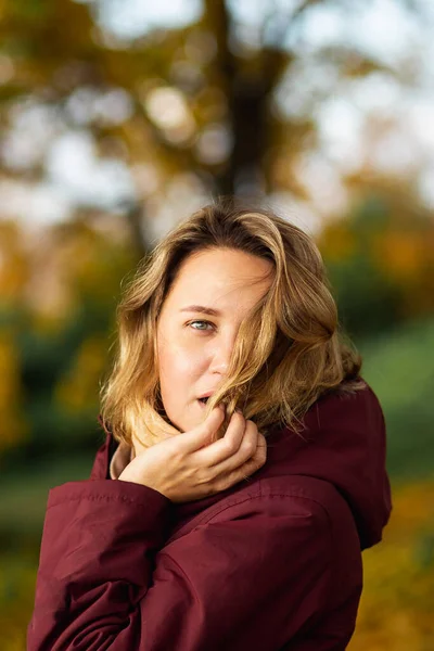 秋の公園で黄色の葉を楽しむ遊び心のある若い女性。人,感情,季節日付概念 — ストック写真