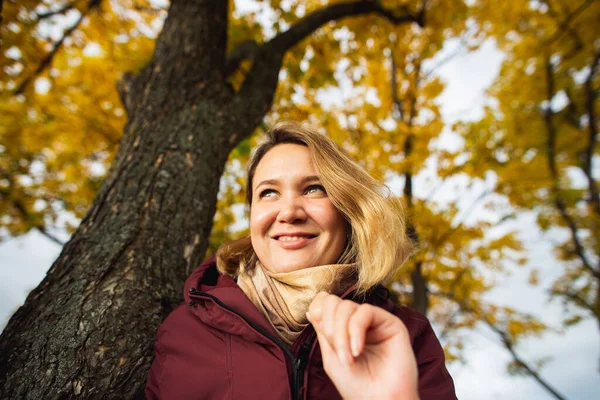 Verspielte junge Frau genießt die herbstgelben Blätter im Herbstpark. Menschen, Gefühle, saisonales Dating-Konzept — Stockfoto