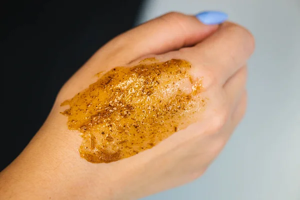 Exfoliante de aceite en el primer plano de textura de la mano — Foto de Stock