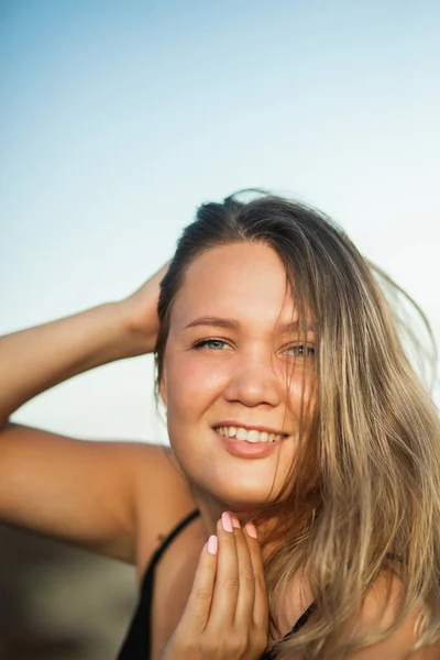 A large portrait of an attractive girl in nature. A girl with natural makeup and flowing hair seductively poses for the camera — Stock Photo, Image