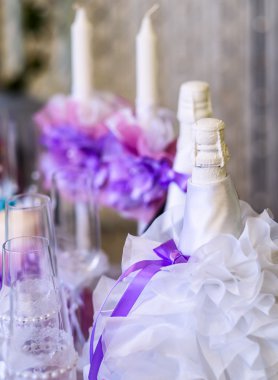 Şampanya ile mum ışığında tatil