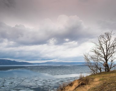 Buz thaws Volga Nehri üzerinde