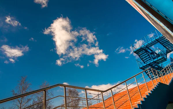 Escalera y nubes azules — Foto de Stock