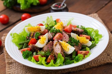 Sıcak salata tavuk karaciğer ile