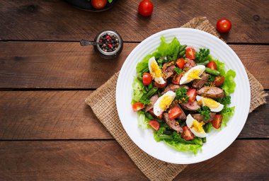 Sıcak salata tavuk karaciğer ile