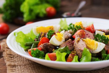 Sıcak salata tavuk karaciğer ile