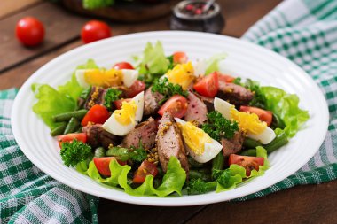 Sıcak salata tavuk karaciğer ile