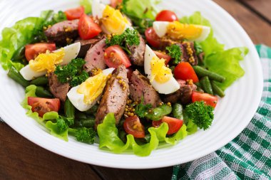 Sıcak salata tavuk karaciğer ile