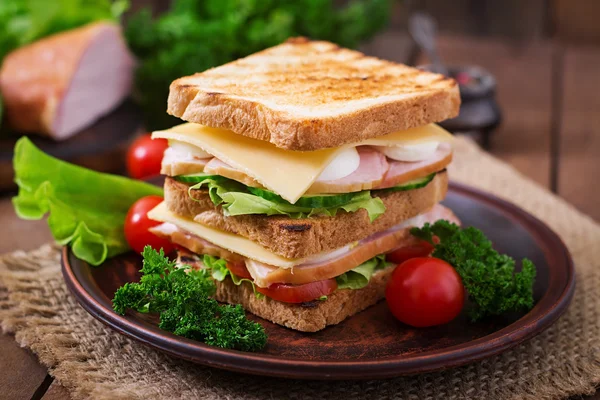 Вкусные клубные бутерброды — стоковое фото