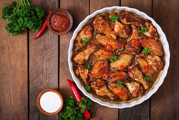 Ailes de poulet cuites au four et sauce — Photo