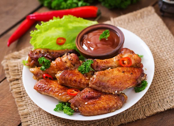 Bakte kyllingvinger og saus – stockfoto