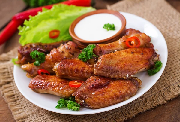 Bakte kyllingvinger og saus – stockfoto