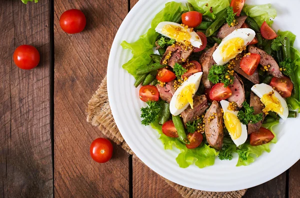 Insalata calda con fegato di pollo — Foto Stock