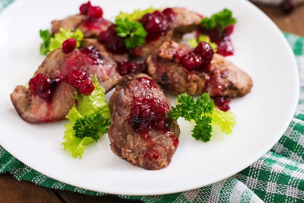 Hígados de pollo con lechuga . —  Fotos de Stock