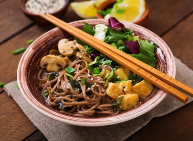 Miso ve soba noodle çorba