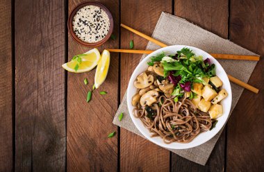 Miso ve soba noodle çorba