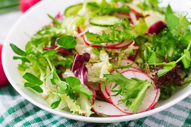 salata, salatalık, turp ve otlar