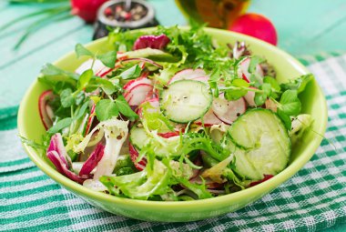 salata, salatalık, turp ve otlar