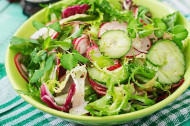 salata, salatalık, turp ve otlar.