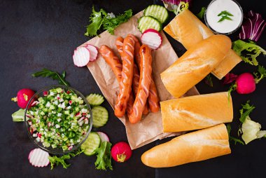 Turp ile yoğurt ve salatalık salsa ile sağlıklı sosisli sandviç giyinmiş