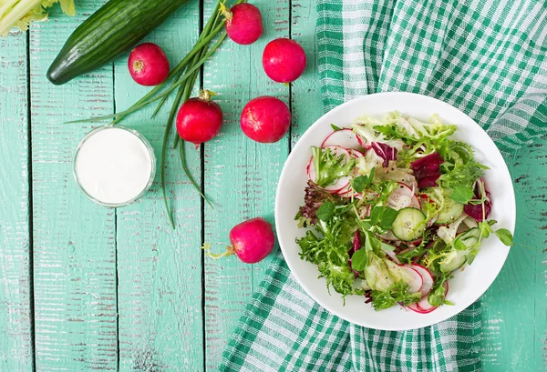 Salade van komkommer, radijsjes en kruiden — Stockfoto