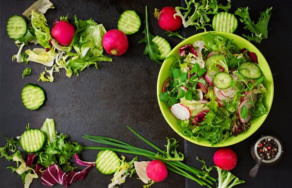 Salada de pepinos, rabanetes e ervas . — Fotografia de Stock