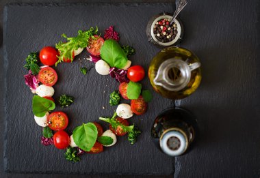 Caprese salatası domates ve Fesleğenli mozzarella