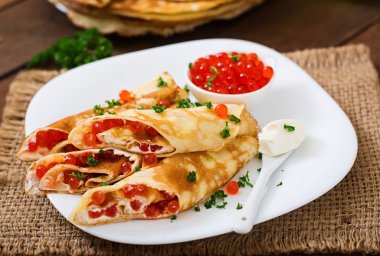 Kırmızı havyarlı gözleme.