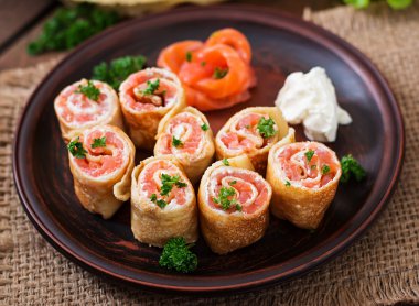 İştah açıcı krep somon ile