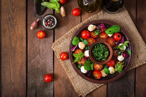 Caprese salada de tomate e mussarela com manjericão — Fotografia de Stock