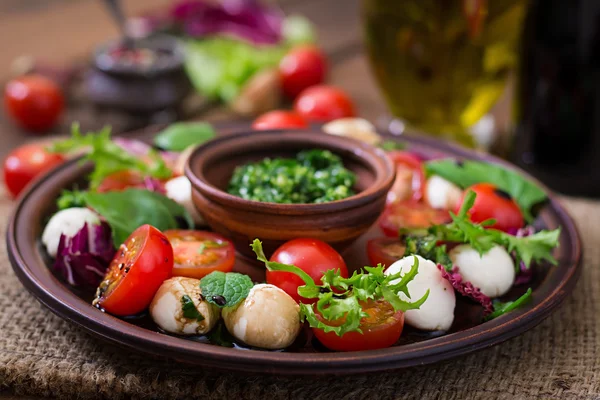 Caprese salad tomato and mozzarella with basil — Stock Photo, Image