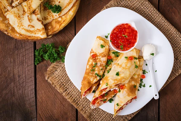 Pannenkoeken met rode kaviaar — Stockfoto