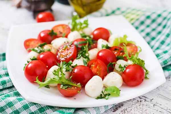 Ensalada Caprese de tomate y mozzarella con albahaca —  Fotos de Stock