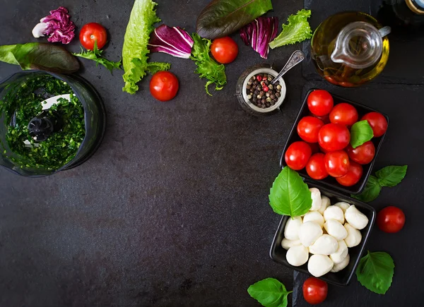 Ingredienser Caprese sallad tomat och mozzarella — Stockfoto