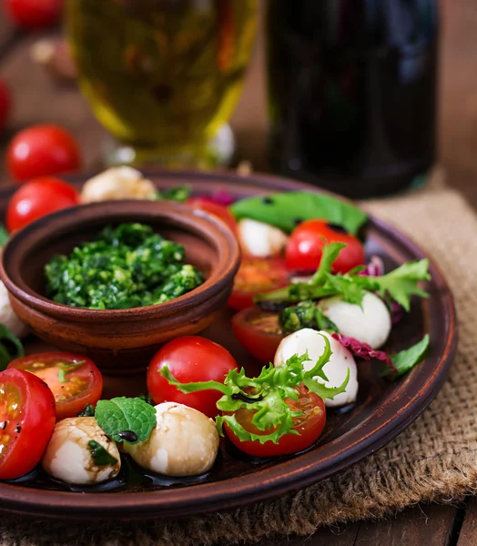 Ensalada Caprese de tomate y mozzarella con albahaca —  Fotos de Stock