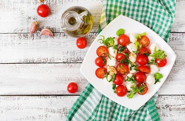 Caprese sallad tomat och mozzarellasallad med basilika — Stockfoto