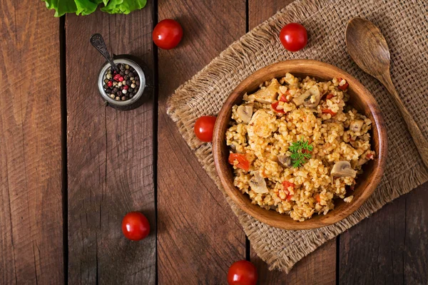 Bulgur med kyckling, champinjoner och tomater — Stockfoto