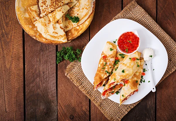 Pannkakor med röd kaviar — Stockfoto