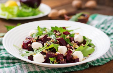 Pişmiş pancar, roka, peynir ve Fındık salata.