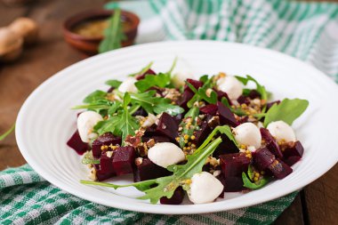 Pişmiş pancar, roka, peynir ve Fındık salata.