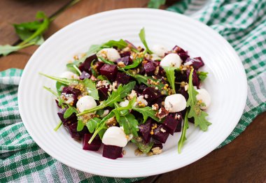 Pişmiş pancar, roka, peynir ve Fındık salata.