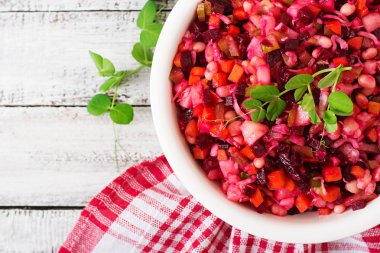 Pancar salatası beyaz bir kase salata sosu.