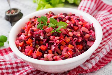 Pancar salatası beyaz bir kase salata sosu.