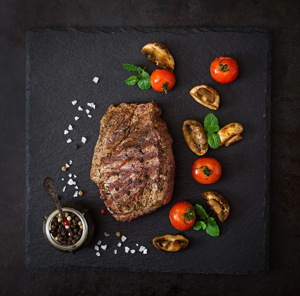 Bife com especiarias e legumes grelhados . — Fotografia de Stock