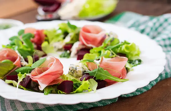 Salad with baked beet — Stock Photo, Image